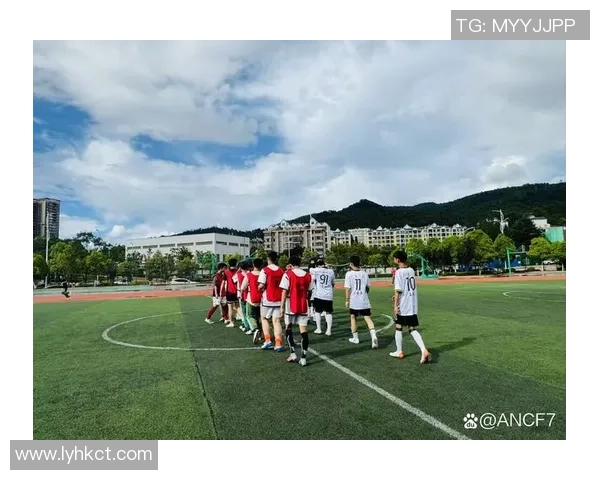 壮壮的足球明星如何在绿茵场上展现力量与技巧的完美结合 壮壮的足球明星如何在绿茵场上展现力量与技巧的完美结合