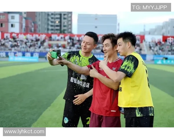 头戴足球明星的荣耀与挑战:他们如何在绿茵场上闪耀光芒 头戴足球明星的荣耀与挑战:他们如何在绿茵场上闪耀光芒