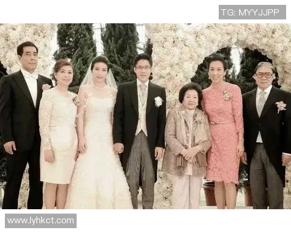 足球明星与爱妻携手共度甜蜜时光的幸福生活揭秘 足球明星与爱妻携手共度甜蜜时光的幸福生活揭秘