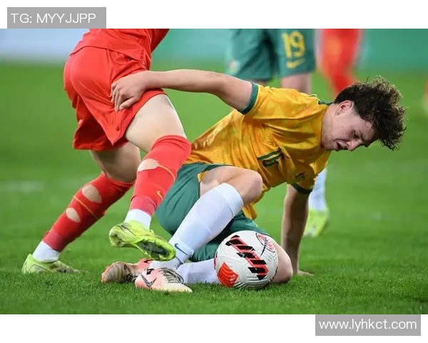 足球明星在比赛中蹲地瞬间的精彩瞬间与背后故事分享 足球明星在比赛中蹲地瞬间的精彩瞬间与背后故事分享